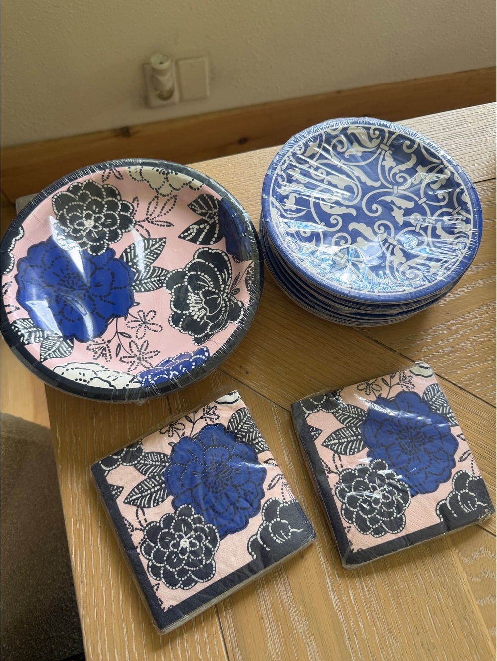 Blue floral party tableware set